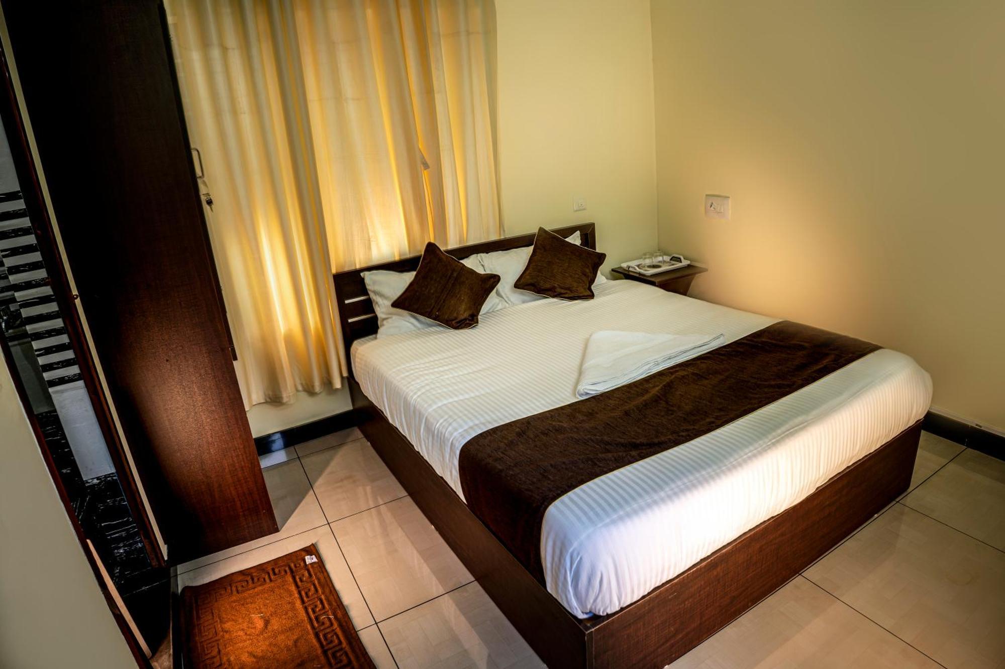 Hotel Akr Residency Kazhakuttam Esterno foto