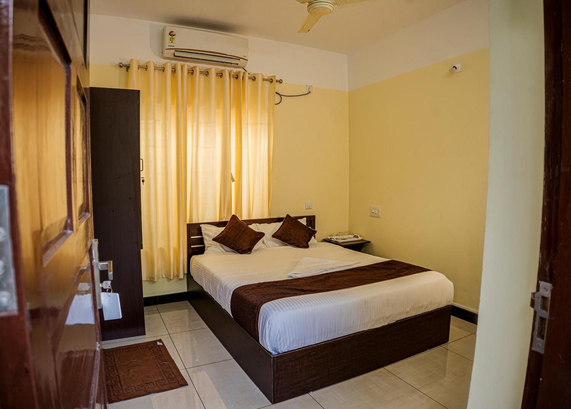 Hotel Akr Residency Kazhakuttam Esterno foto