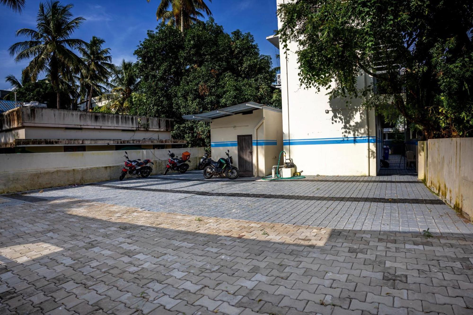 Hotel Akr Residency Kazhakuttam Esterno foto