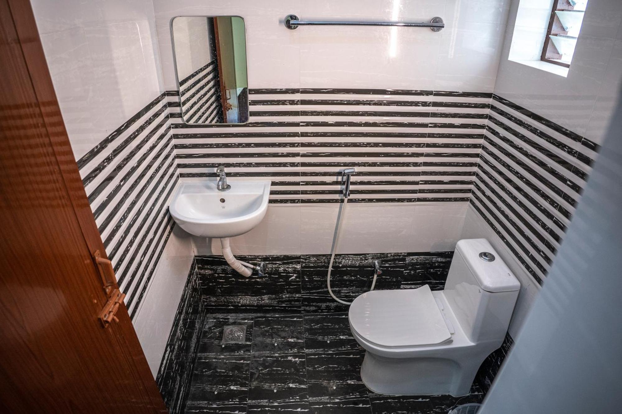 Hotel Akr Residency Kazhakuttam Esterno foto