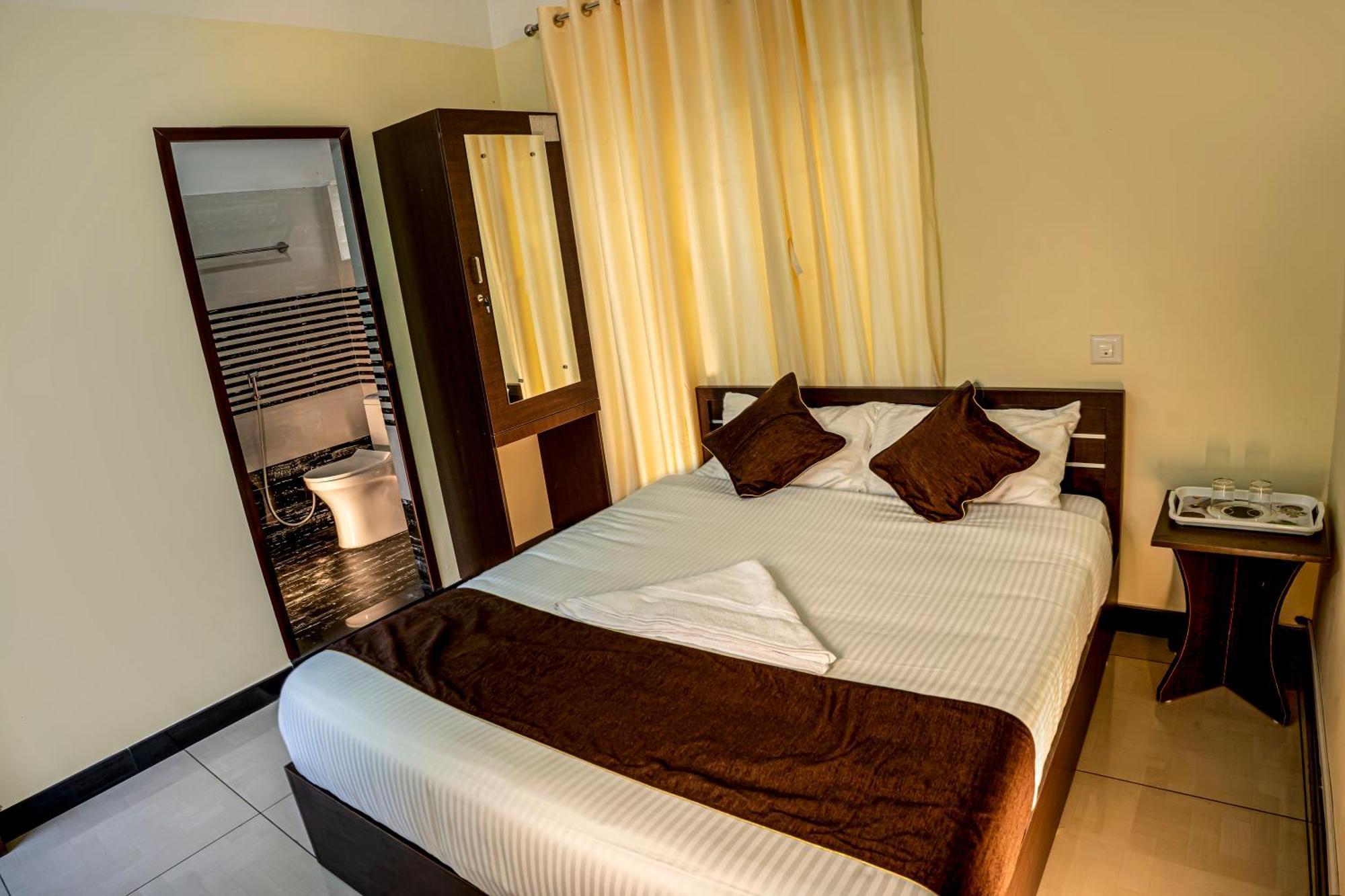 Hotel Akr Residency Kazhakuttam Esterno foto