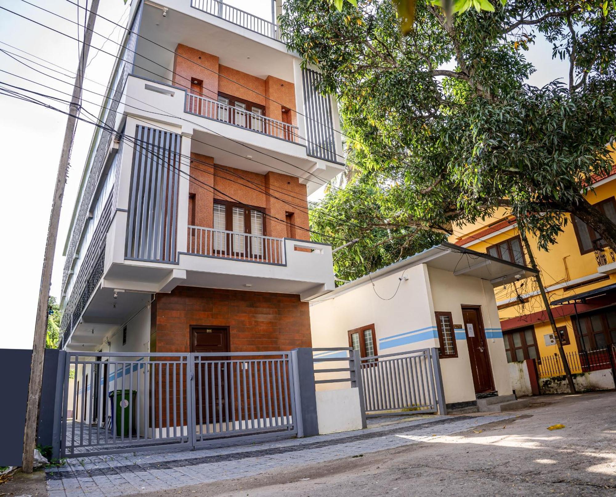 Hotel Akr Residency Kazhakuttam Esterno foto